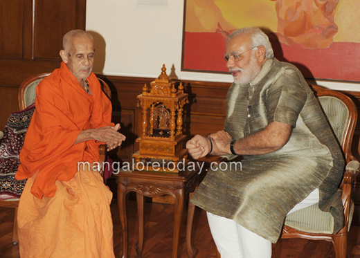 pejawar meet modi 1